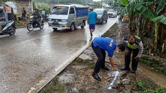 Oleng, Brakk! Sopir Truk Tronton Tabrak Warung Nasi Uduk di Cisauk, 1 Tewas