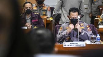 Kabareskrim Polri yang juga calon Kapolri Komjen Pol Listyo Sigit Prabowo (kanan) bersiap mengikuti Uji Kelayakan dan Kepatutan Calon Kapolri di ruang Komisi III DPR, Kompleks Parlemen, Jakarta, Rabu (20/1/2021). [ANTARA FOTO/Pool/Galih Pradipta]
