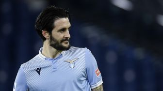 Sedang Main Bareng Anak, Gelandang Lazio Tiba-tiba Dilarikan ke Rumah Sakit