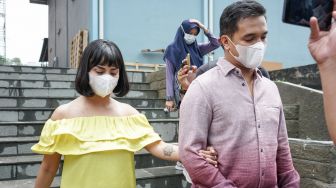 Pasangan Vanessa Angel dan Bibi Ardiansyah saat ditemui awak media di Kawasan Tendean, Jakarta Selatan, Rabu (20/1/2021). [Suara.com/Alfian Winanto]