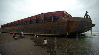 Tongkang Terguling di Tanjung Kasam, Muatan Berserak Tutup Jalur Pelayaran