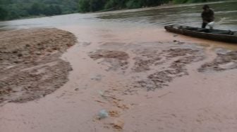 Dinkes Bergerak Cepat, Ambil Sampel Air Sungai Mrawan Pasca Temuan 20 Bangkai Kambing