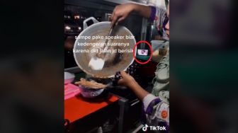 Ogah Ketinggalan, Penjual Seblak Ini Masak Sambil Nonton Ikatan Cinta