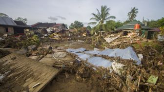 Puing-puing rumah akibat banjir bandang di Desa Alat, Kecamatan Hantakan,Kabupaten Hulu Sungai Tengah, Kalimantan Selatan, Rabu (20/1/2021). [ANTARA FOTO/Bayu Pratama ]