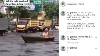 Terobos Banjir Kalsel, Aksi Pria Mendayung Perahu di Jalanan Disorot