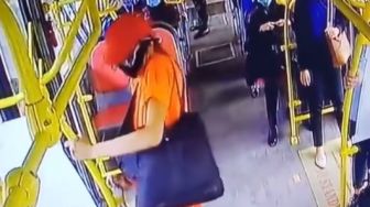 Penumpang Terekam Curi Hand Sanitizer TransJakarta, Pakai Baju Serba Oranye