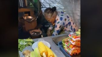 Berjualan Wedang Ronde di Usia Senja, Nenek Ini Sukses Buat Salut