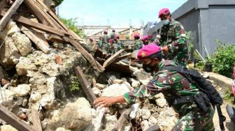 Prajurit TNI AL Buka Jalan Menuju Gereja di Mamuju yang Tertutup Longsoran