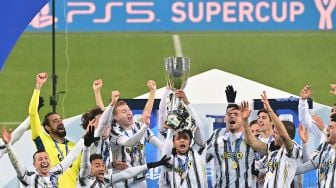 Pemain Juventus mengangkat trofi setelah Juventus memenangkan pertandingan sepak bola Piala Super Italia melawan Napoli  di stadion Mapei, Italia, Kamis (21/1/2021) dini hari WIB.  [MIGUEL MEDINA / AFP]
