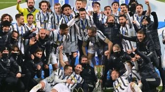 Pemain Juventus mengangkat trofi setelah Juventus memenangkan pertandingan sepak bola Piala Super Italia melawan Napoli  di stadion Mapei, Italia, Kamis (21/1/2021) dini hari WIB.  [MIGUEL MEDINA / AFP]
