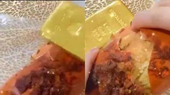 Wong Sugih, Viral Emak-emak Getok Kepiting Pakai Emas Batangan