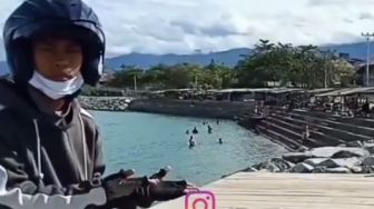 Viral Video Warga Nekat Berenang Padahal Ada Rambu Buaya Berkeliaran