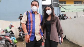 Aktor Dwi Yan bersama dengan putrinya, Junisya Dwi Putri saat ditemui awak media di Kawasan Tendean, Jakarta Selatan, Kamis (21/1/2021). [Suara.com/Alfian Winanto]