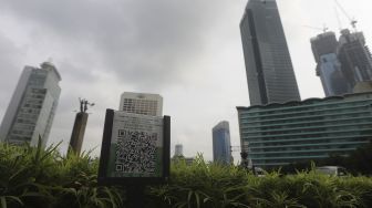 Kode batang (barcode) untuk mengetahui jenis tanaman terpasang di kawasan Bundaran Hotel Indonesia, Jakarta, Kamis (21/1/2020). [Suara.com/Angga Budhiyanto]