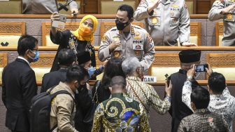 Calon Kapolri Komjen Pol Listyo Sigit Prabowo (tengah) melayani swa foto para anggota DPR usai mengikuti sidang paripurna di kompleks Parlemen, Jakarta, Kamis (21/1/2021). [ANTARA FOTO/Galih Pradipta]