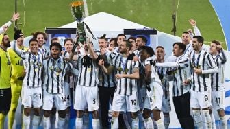 Pemain Juventus mengangkat trofi setelah Juventus memenangkan pertandingan sepak bola Piala Super Italia melawan Napoli  di stadion Mapei, Italia, Kamis (21/1/2021) dini hari WIB.  [MIGUEL MEDINA / AFP]
