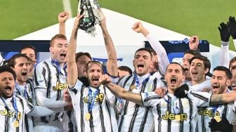 Pemain Juventus mengangkat trofi setelah Juventus memenangkan pertandingan sepak bola Piala Super Italia melawan Napoli  di stadion Mapei, Italia, Kamis (21/1/2021) dini hari WIB.  [MIGUEL MEDINA / AFP]
