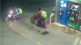 Viral Pria Tiba-tiba Ngegas Sepeda Motornya, Endingnya Tak Terduga