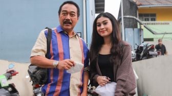 Aktor Dwi Yan bersama dengan putrinya, Junisya Dwi Putri berpose untuk difoto saat ditemui di Kawasan Tendean, Jakarta Selatan, Kamis (21/1/2021). [Suara.com/Alfian Winanto]