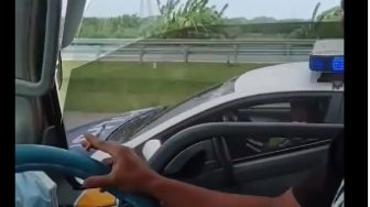 Aksi Truk Kejar-kejaran dengan Mobil PJR di Tol, Videonya Viral