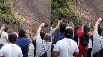 Demi Konten, Warga Ramai-ramai Rekam Tanah Longsor