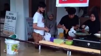 Nekat Jualan saat Banjir, Pedagang Ini Tak Menyangka Akan Laris Manis