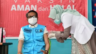 Percepat Vaksinasi, Andi Arief Usul TPS Jadi Lokasi Penyuntikan Vaksin