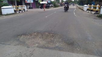 Jalan Dekat Rumah Wali Kota Serang Rusak, Warga Takut Jadi Sebab Kecelakaan