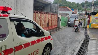 Mobil Parkir Sembarangan Bikin Ambulans Pengantar Jenazah Terjebak di Gang, Publik Berang