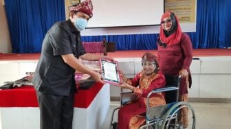 Maestro Tari Sumsel Anna Kumari Hibahkan Alat Tenun dan Songket Legendaris