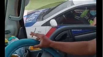 Bak Film Laga, Aksi Kejar-kejaran Truk dengan Mobil PJR di Tol Viral