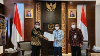 Setjen DPR Serahkan Surat Persetujuan DPR terhadap Pergantian Kapolri