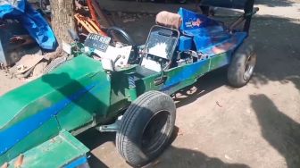 Potret Mobil F1 dengan Kearifan Lokal, Pakai Mesin Motor Tossa!