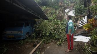 Kondisi salah satu rumah yang terdampak longsor di Manado, Sulawesi Utara, Sabtu (23/1/12021). [ANTARA FOTO/Adwit B Pramono]