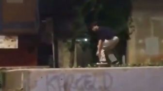 Nekat Main Skateboard di Jalan Raya, Pemuda Ini Kena 'Sentil' Pemotor