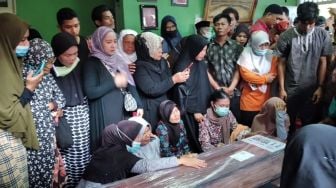 Peti Jenazah Anak Tiba di Padang, Ibunda Angga Korban Sriwijaya Air Menangis Histeris