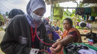 Relawan dari Yayasan KUN Humanity System memeriksa kesehatan warga yang terdampak banjir bandang di Desa Hantakan, Kabupaten Hulu Sungai Tengah, Kalimantan Selatan, Sabtu (23/1/2021). [ANTARA FOTO/Bayu Pratama S]