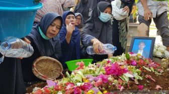 Isak Tangis Iringi Pemakaman Korban Sriwijaya Air di Lubuklinggau