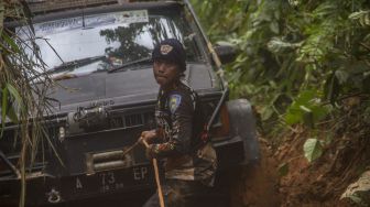 Relawan menggunakan mobil jip mengantarkan logistik bantuan korban bencana tanah longsor menuju ke Desa Arangani, di Kecamatan Hantakan, Kabupaten Hulu Sungai Tengah, Kalimantan Selatan, Jumat (22/1/2021). [ANTARA FOTO/Bayu Pratama S]