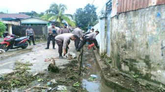 Warga dan Petugas Mulai Membersihkan Sisa-Sisa Banjir Manado