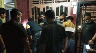 Polisi Tangkap 12 Orang dalam Penggerebekan Kampung Narkoba