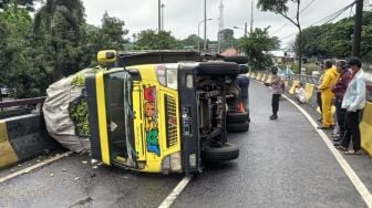 Truk Pengangkut Pisang Terbalik di Fly Over Pelabuhan Merak