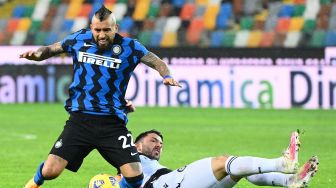 Gelandang Udinese Tolgay Arslan menangani gelandang Inter Milan Arturo Vidal (kiri)  selama pertandingan sepak bola seri A Italia Udinese melawan Inter Milan di Dacia Arena, Minggu (24/1/2021) dini hari WIB.
Vincenzo PINTO / AFP

