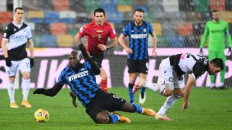 Gelandang Udinese Tolgay Arslan (kanan) menangani penyerang Inter Milan Romelu Lukaku selama pertandingan sepak bola seri A Italia Udinese melawan Inter Milan di Dacia Arena, Minggu (24/1/2021) dini hari WIB. Vincenzo PINTO / AFP