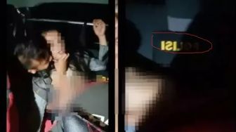 Viral Video Aksi Cabul di dalam Mobil dengan Latar Belakang Rompi Polisi