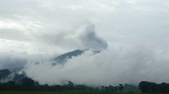Masih Aman, Gunung Raung Meletus Semburkan Awan Panas 200-500 Meter