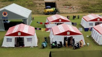 Suasana tenda pengungsian, di Stadion Manakarra Mamuju, Sulawesi Barat, Minggu (24/1/2021). [ANTARA FOTO /Akbar Tado]
