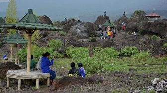 Sejumlah wisatawan mengunjungi kawasan Geowisata blok Seureuh Jawa, Tarogong Kaler, Kabupaten Garut, Jawa Barat, Minggu (24/1/2021). [ANTARA FOTO/Candra Yanuarsyah]
