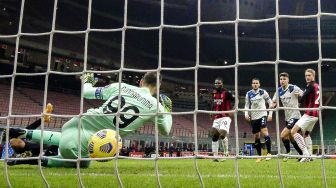 Kiper AC Milan Gianluigi Donnarumma (Depan) kebobolan gol pembuka dalam pertandingan sepak bola Serie A Italia AC Milan melawan Atalanta di Stadion San Siro, Minggu (24/1/2021) dini hari WIB.
MIGUEL MEDINA / AFP
