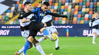 Penyerang Inter Milan Lautaro Martinez (tengah) dan bek Italia Udinese Kevin Bonifazi berebut bola  selama pertandingan sepak bola seri A Italia Udinese melawan Inter Milan di Dacia Arena, Minggu (24/1/2021) dini hari WIB. Vincenzo PINTO / AFP